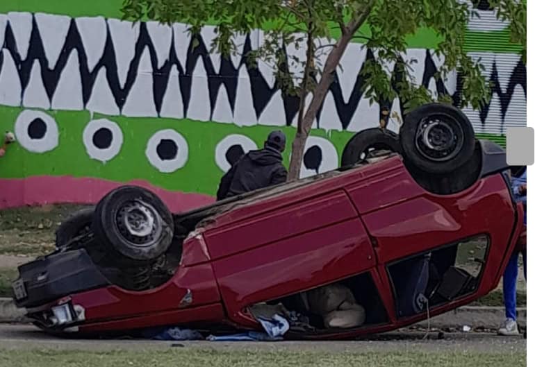 Vuelco de un auto en Maldonado dejó a un hombre con lesiones leves
