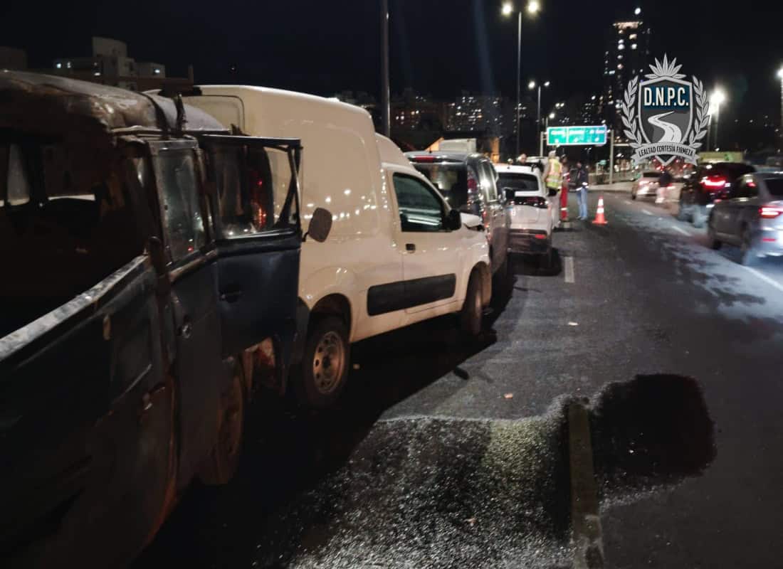 Múltiple accidente en el viaducto de Montevideo deja un herido y tránsito afectado