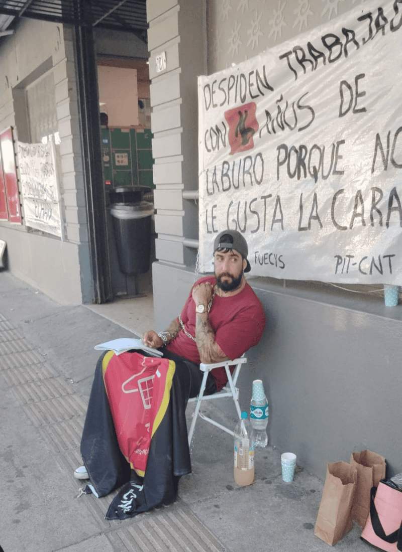 Un trabajador se encadenó en El Dorado porque lo despidieron y exige su reintegro