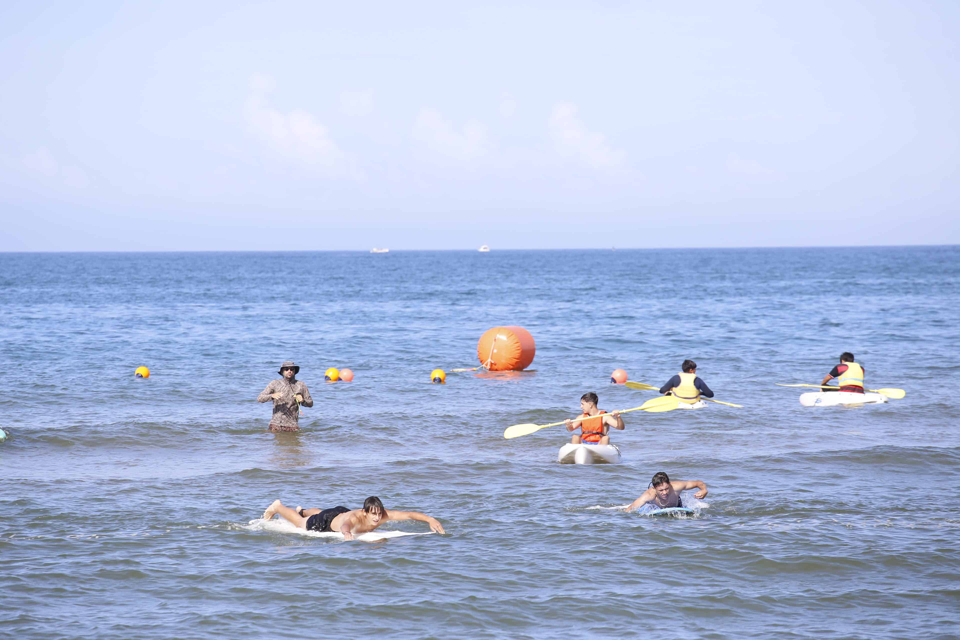 Jóvenes participaron en jornada de navegación y surf con foco en la seguridad en el mar