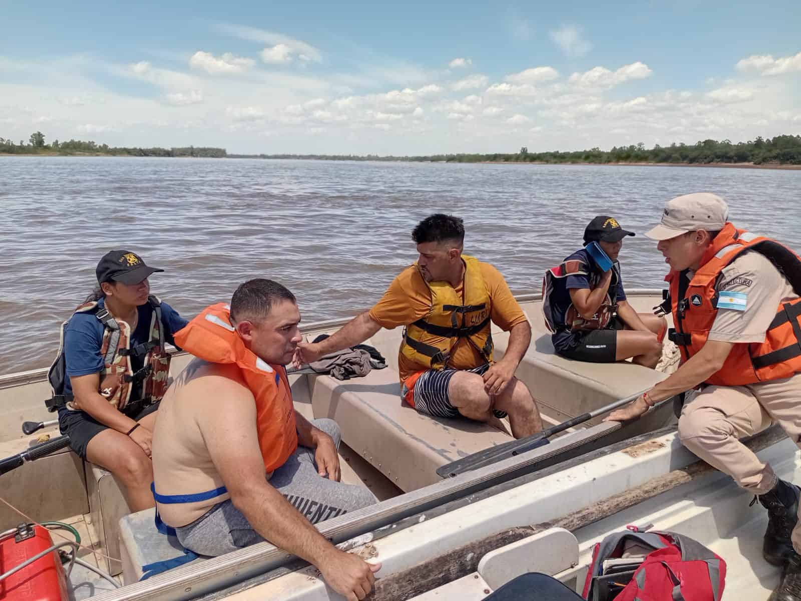 Rescatan con vida a dos personas que cayeron al agua en zona de Salto Grande