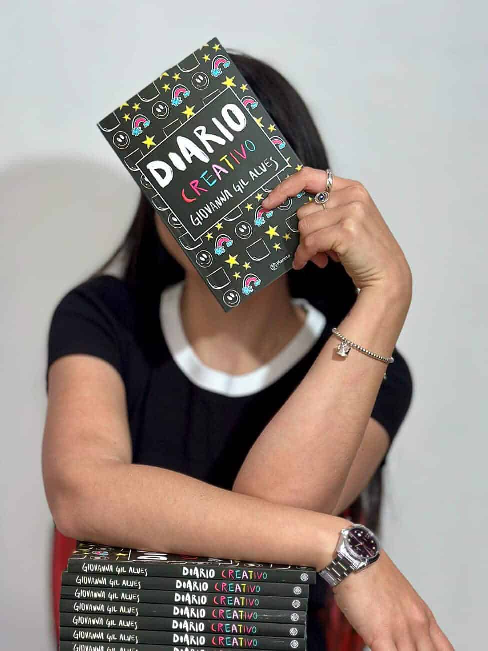 La artista uruguaya Giovanna Gil Alves lanzó su libro Diario Creativo, publicado por Editorial Planeta en Uruguay