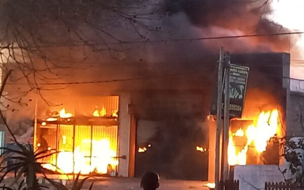 VIDEO: intenso incendio en un local comercial provocó pérdidas totales. Un residencial fue desalojado por precaución
