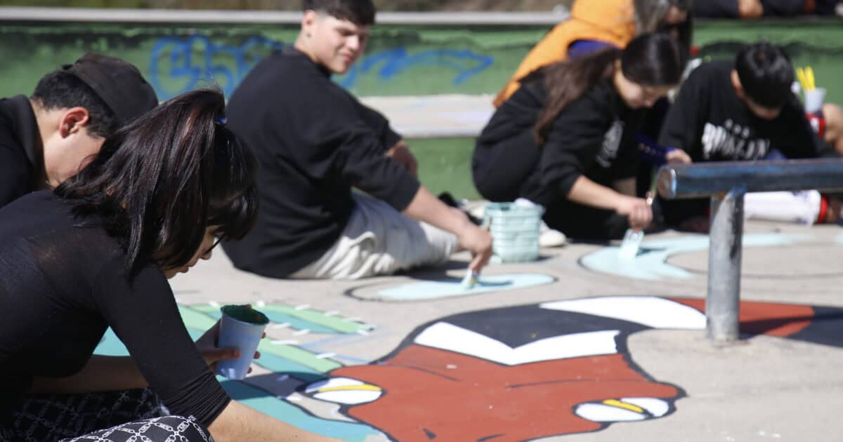 Jóvenes de San Carlos pintaron pista de skate en jornada artística