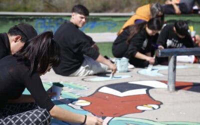Jóvenes de San Carlos pintaron pista de skate en jornada artística