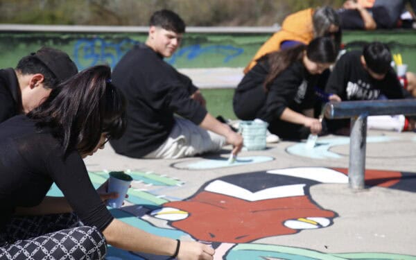 Jóvenes de San Carlos pintaron pista de skate en jornada artística