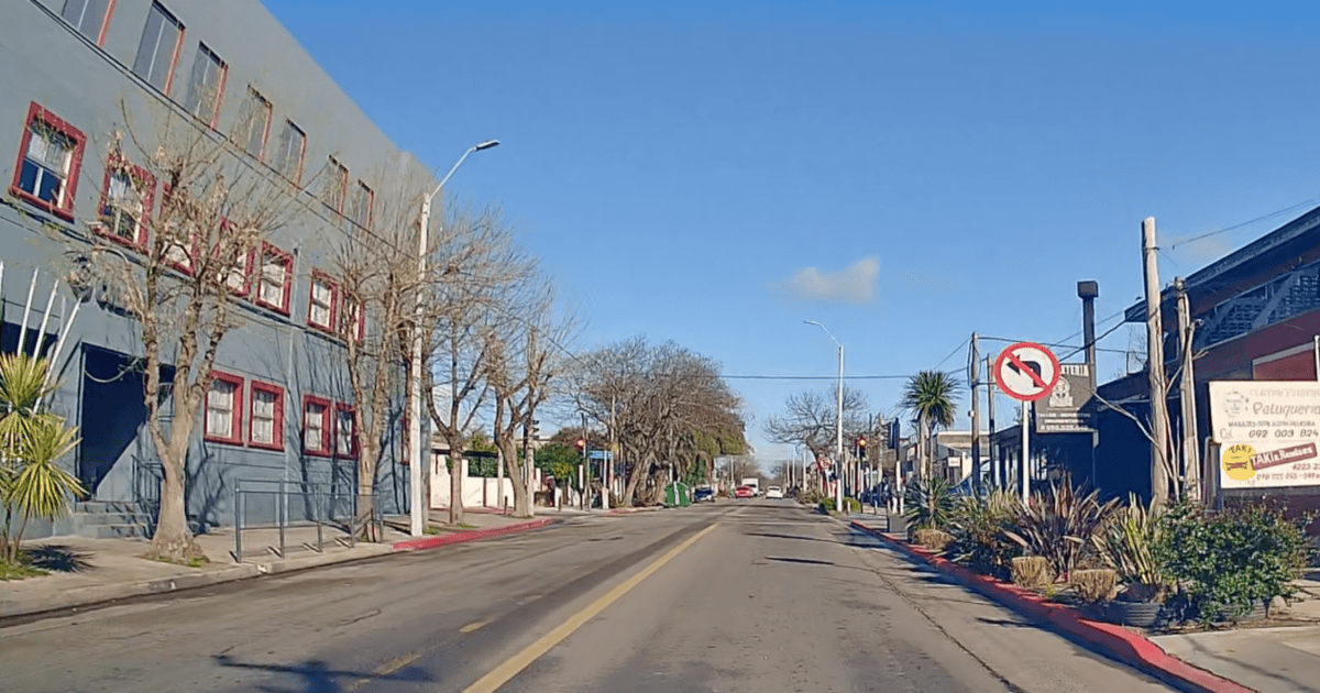 Accidente entre móvil policial y una moto en Maldonado terminó con un hombre fracturado de tibia y peroné