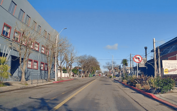 Accidente entre móvil policial y una moto en Maldonado terminó con un hombre fracturado de tibia y peroné