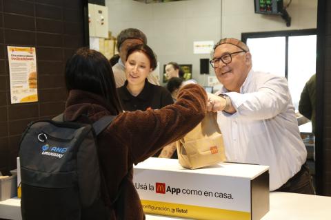 Abella participó de la jornada solidaria Mc Día Feliz en Maldonado