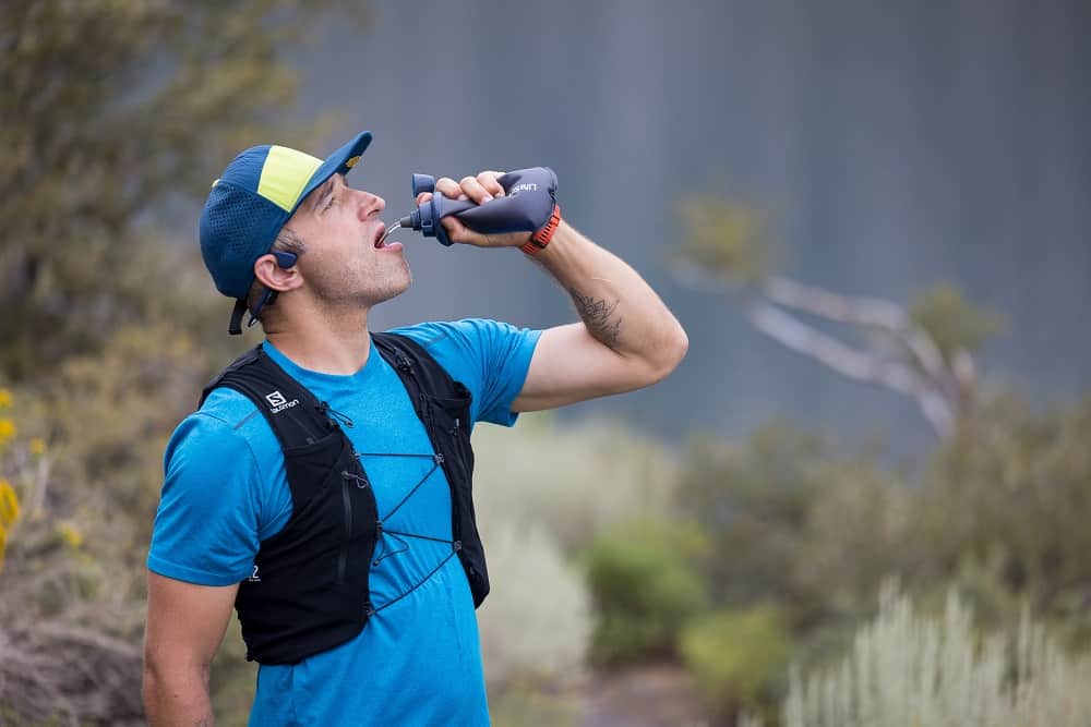 LifeStraw-Peak-650ml_Mountain-Blue_Lifestyle-Drinking_Adam-Barker_01