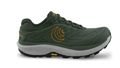 Green running shoe with Nike logo and Vibram sole, designed for trail running and outdoor performance. Ideal for runners seeking durable and comfortable footwear for varied terrains.