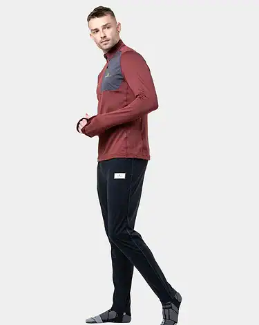 Lightweight running jacket for men with breathable fabric and sleek design, ideal for training and outdoor activities in all weather conditions.