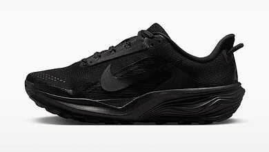 Black Nike running shoes with sleek design and cushioned sole, ideal for running and athletic activities.