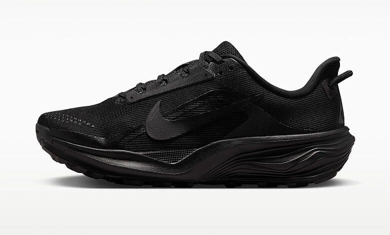 Black Nike running shoes with sleek design and cushioned sole, ideal for running and athletic activities.