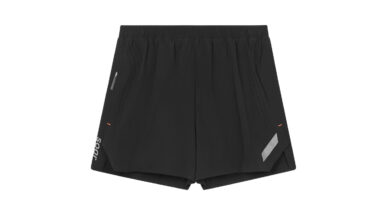 Black performance running shorts with reflective details, designed for optimal comfort and mobility during running activities.