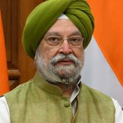 Hardeep_Singh_Puri_with_PM_Modi_(cropped)