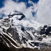 आदी कैलासमध्ये हिमवृष्टी – भाविक अडकले