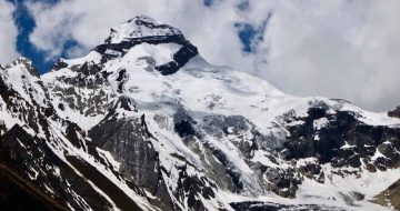 आदी कैलासमध्ये हिमवृष्टी – भाविक अडकले