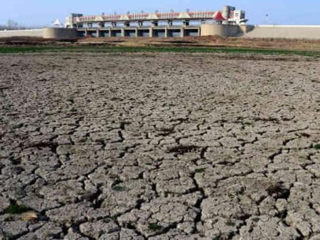 दुष्काळग्रस्तांसाठी शासकीय अधिकाऱ्यांचा पुढाकार