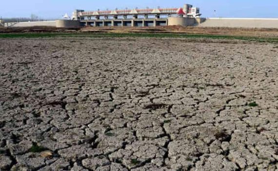 दुष्काळग्रस्तांसाठी शासकीय अधिकाऱ्यांचा पुढाकार