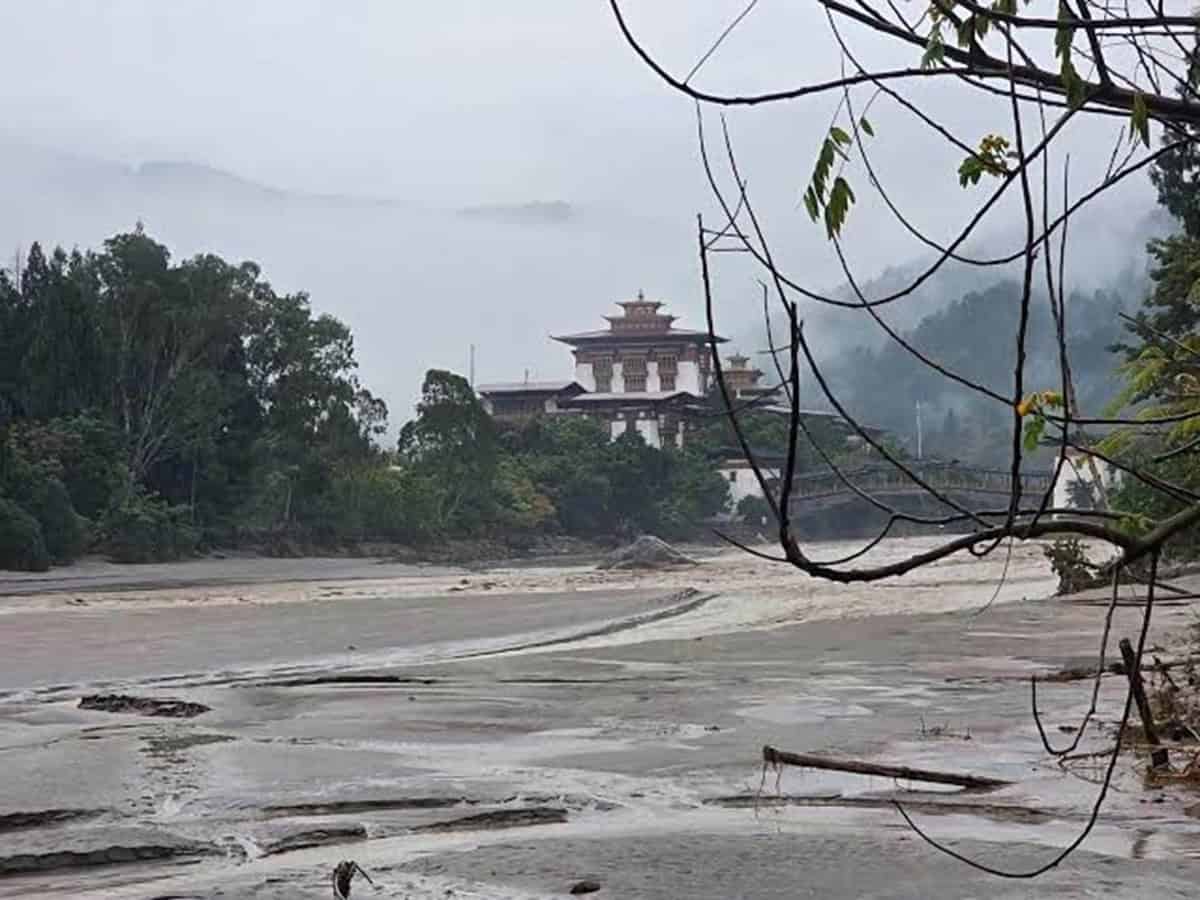 हजारो नागरिकांचे सुरक्षित स्थलांतर