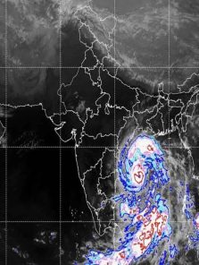 ओडीशात चक्रीवादळामुळे  नुकसान