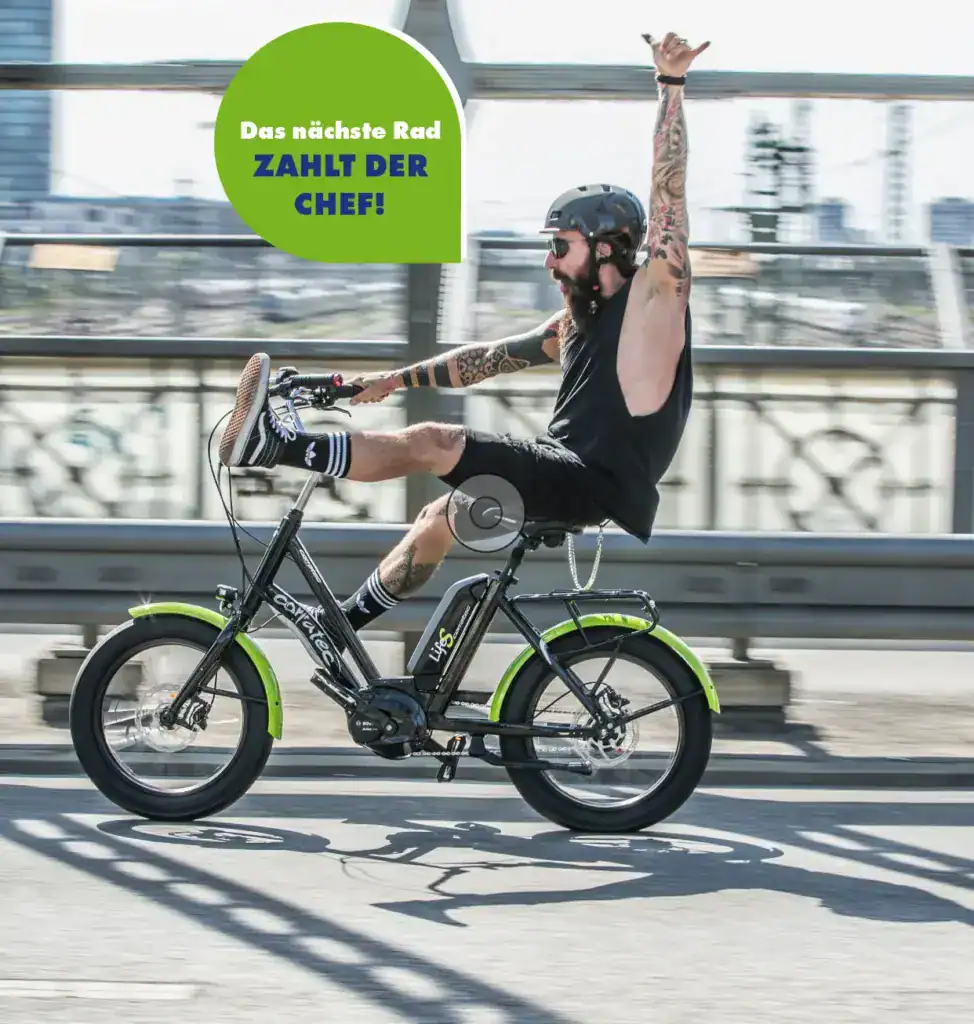 Modernes E-Bike in Aktion Junger Mann fährt E-Bike auf der Brücke in Gau-Algesheim.