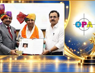 Bijender Kaushik receiving the Print Shree Award at Screen Print India 2026.