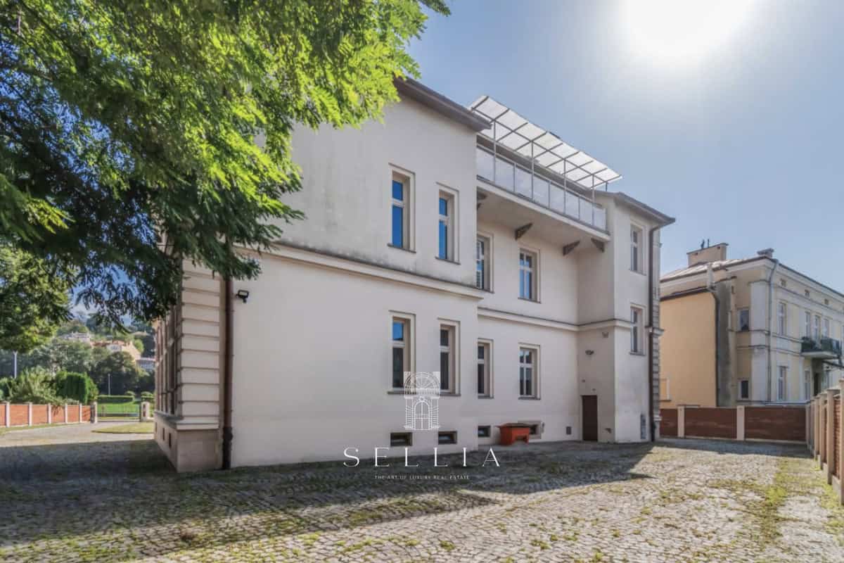 Nowoczesna kamienica nad Sanem z balkonem i tarasem.