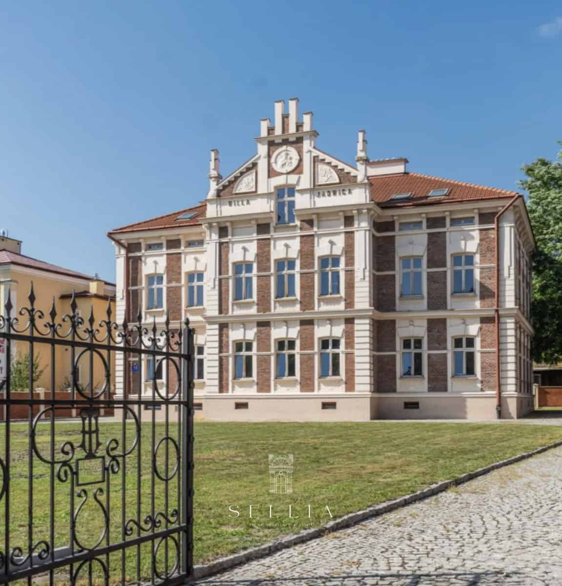 Piękna kamienica nad Sanem z historycznym stylem architektonicznym.