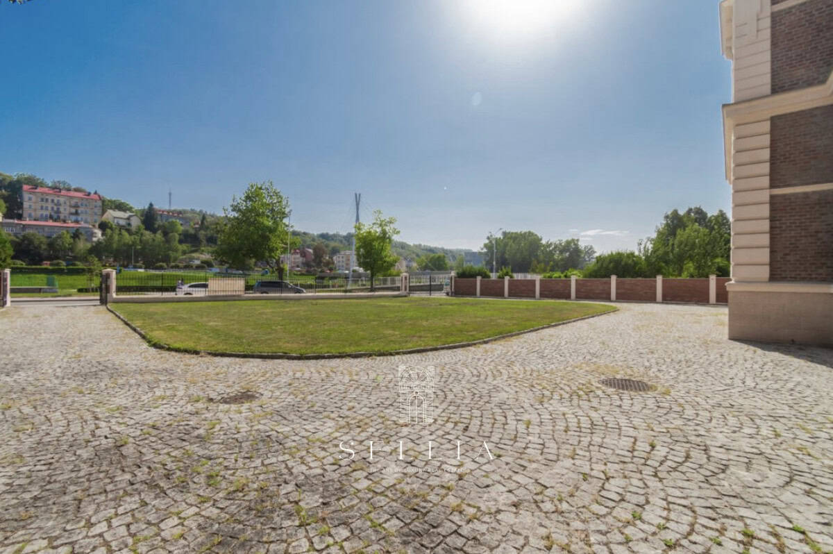 Przestronny teren wokół kamienicy nad Sanem w Sellia Estate.