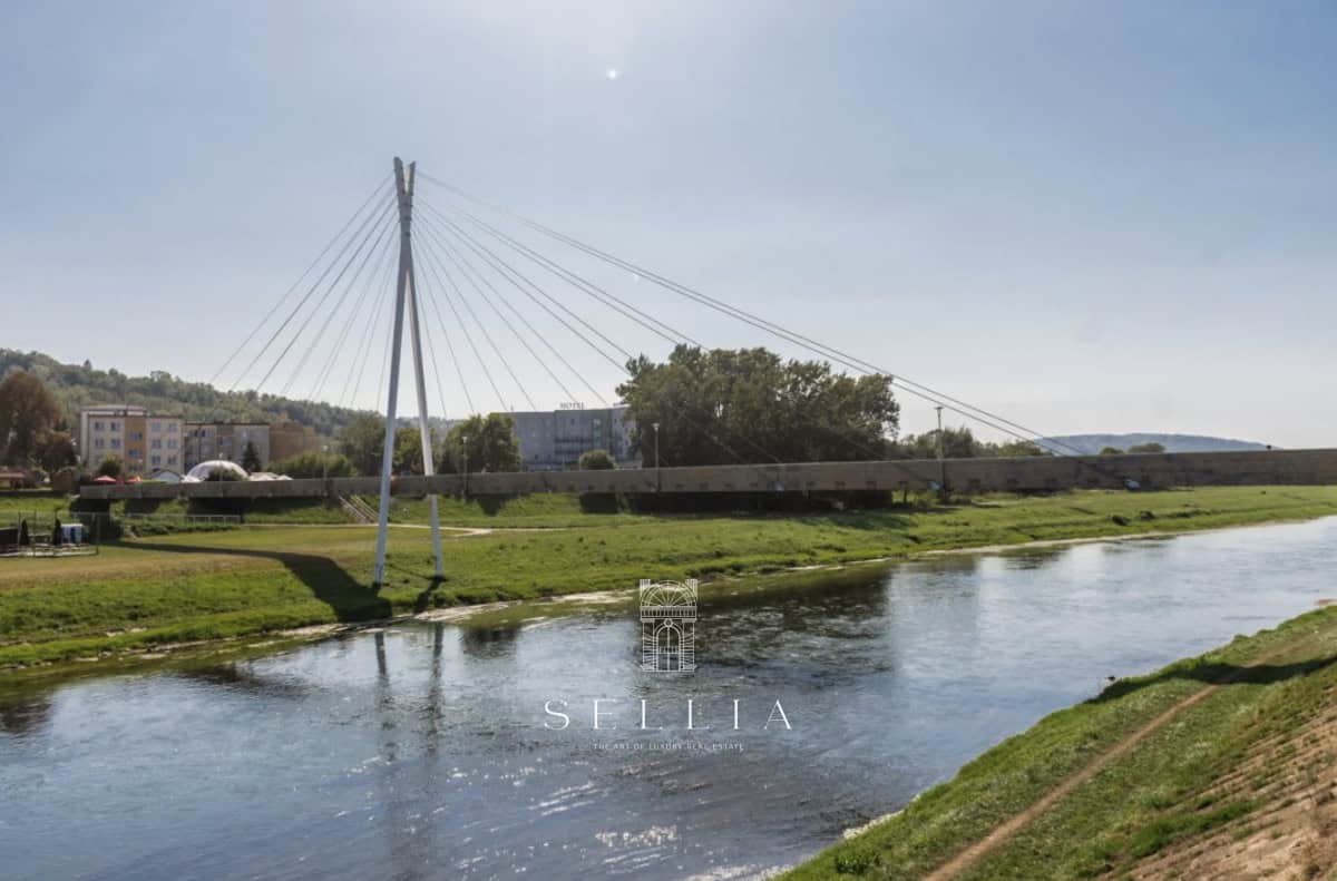 Nowoczesny most wiszący nad rzeką Sanem w Sellia Estate.