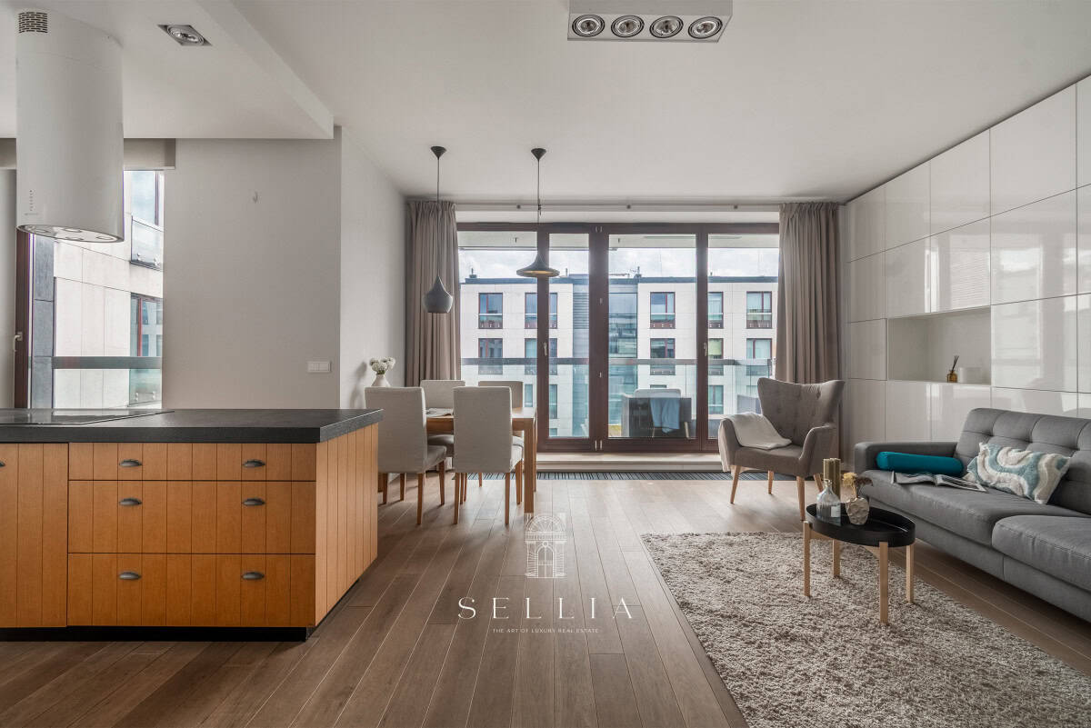 Nowoczesny apartament z dużym tarasem i panoramicznymi oknami.