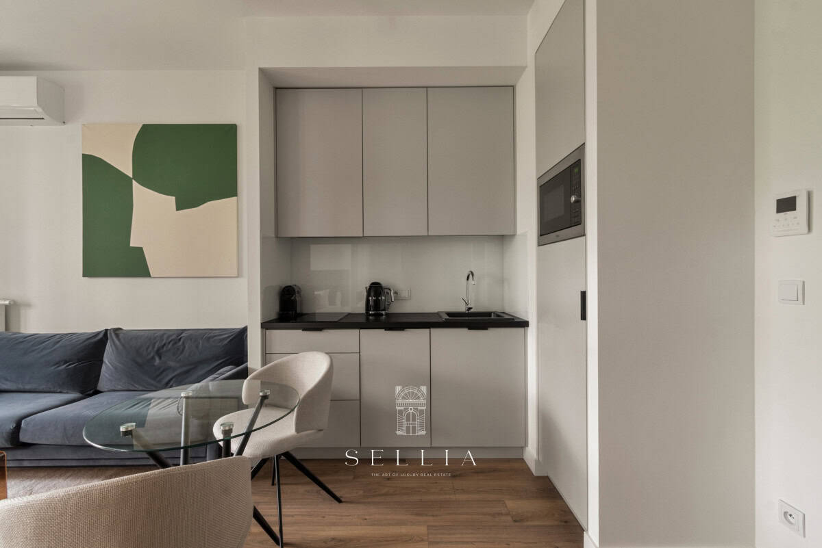 Kuchnia w nowoczesnym mieszkaniu z balkonem i minimalistycznym designem.