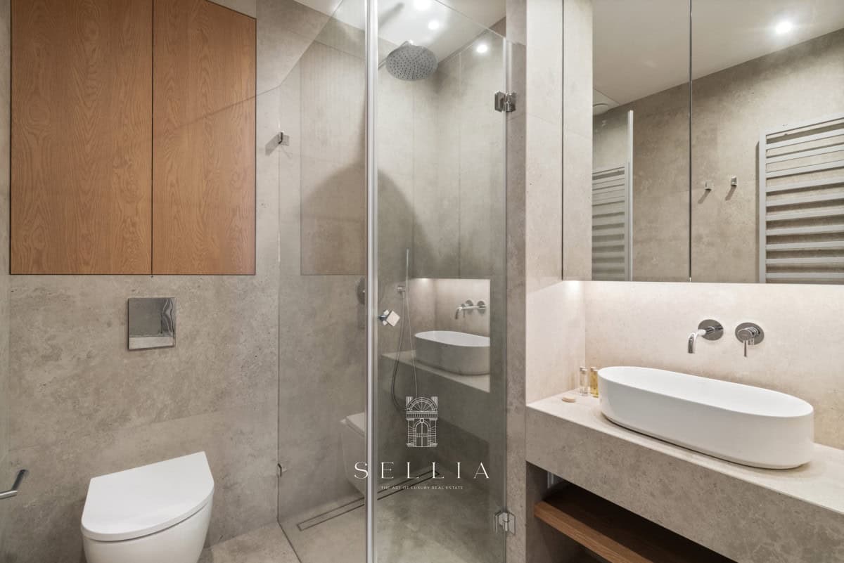 Nowoczesna łazienka z prysznicem i umywalką w luksusowym apartamencie.