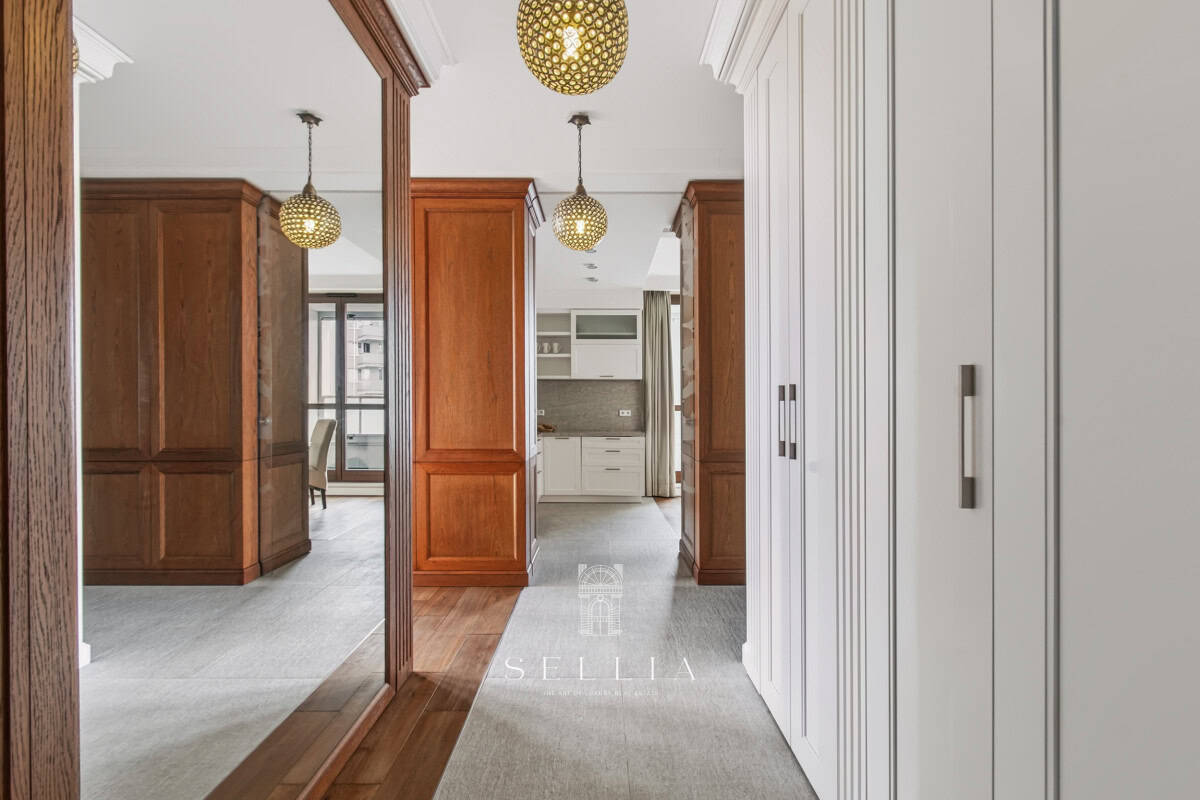 Widok na eleganckie wnętrze apartamentu na Żoliborzu.