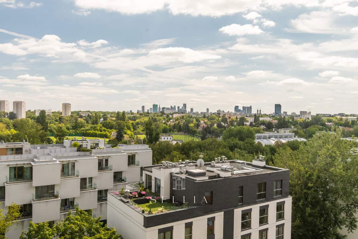 Widok na park i panoramę miasta z apartamentu na Żoliborzu.