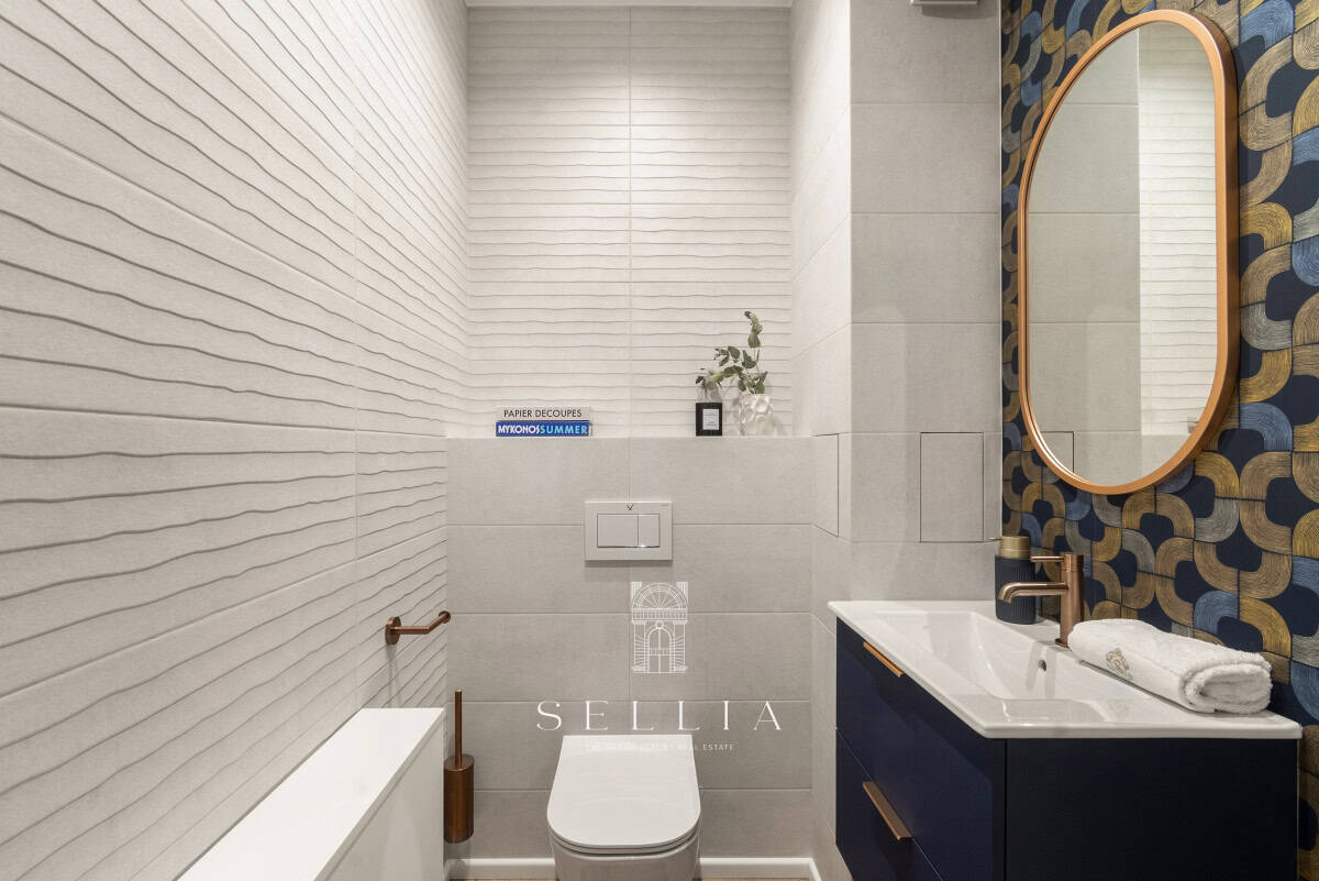Elegancka łazienka z minimalistycznym designem i stylowym lustrem.