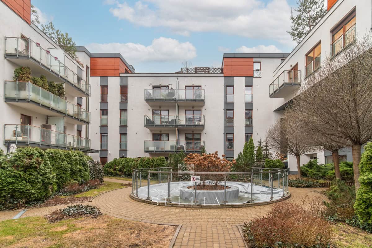Apartament z balkonami i widokiem na zielony dziedziniec.