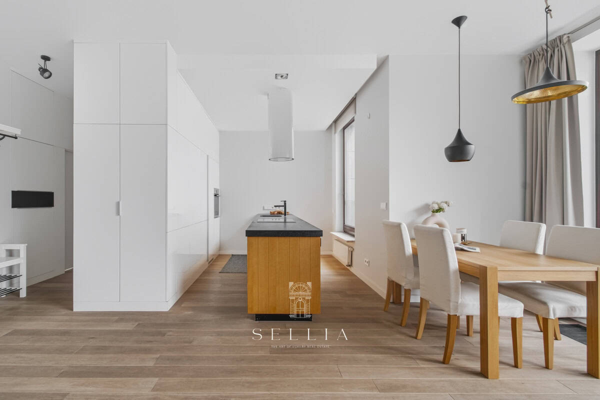 Przestronny, nowoczesny apartament z dużym tarasem i jadalnią.