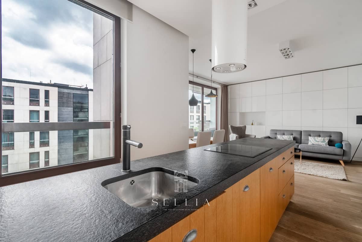 Przestronny apartament z dużymi oknami i widokiem na centrum miasta.