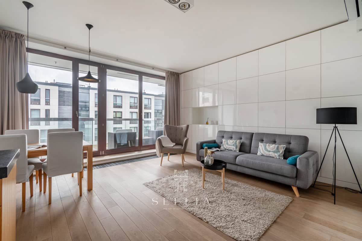 Przestronny, nowoczesny apartament z dużym tarasem i panoramicznymi oknami.