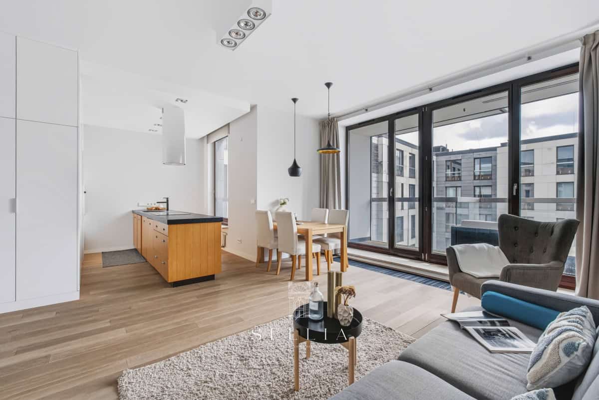 Przestronny apartament z dużymi oknami i tarasem w centrum miasta.