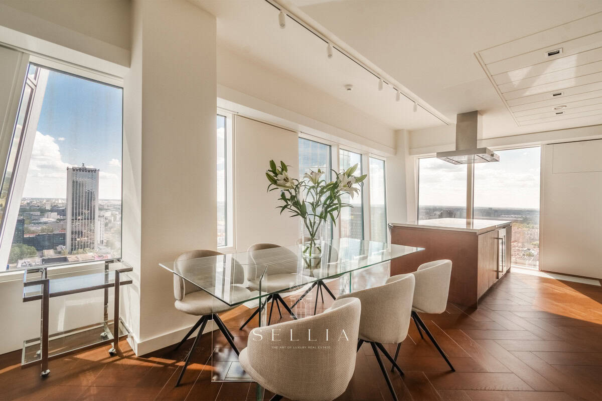 Nowoczesny apartament na 28 piętrze z panoramicznym widokiem na miasto.