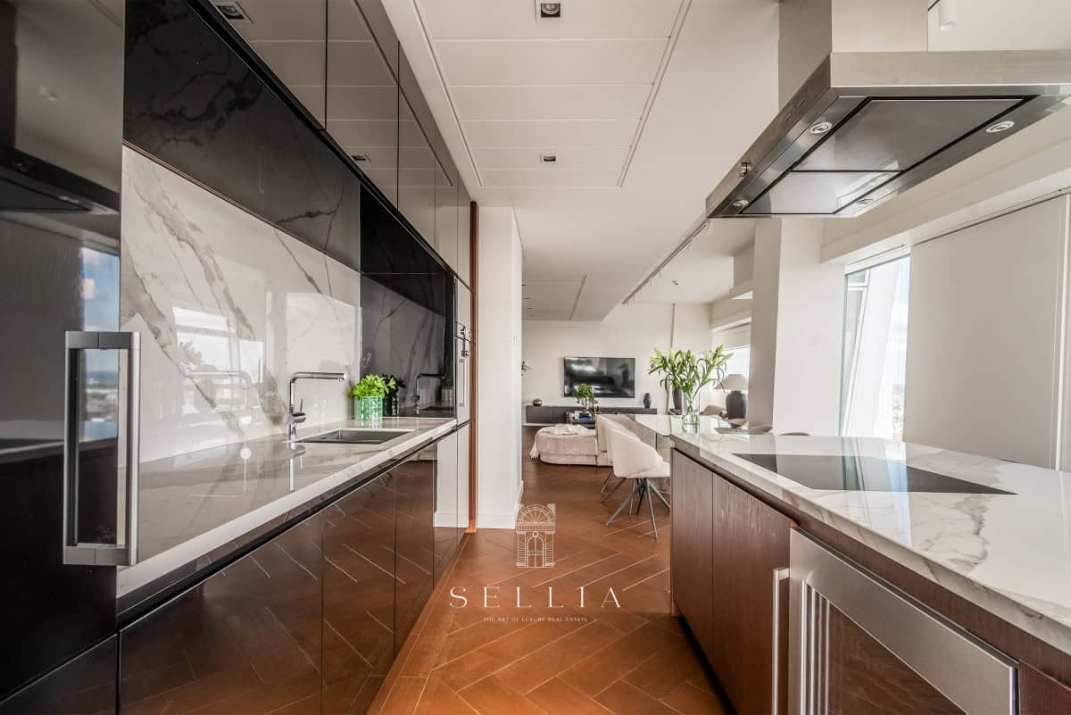 Przestronna kuchnia w luksusowym apartamencie na 28 piętrze.