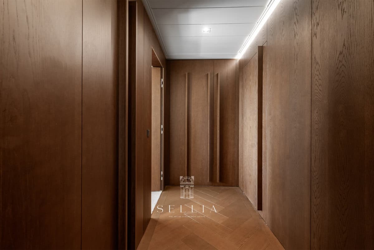 Elegancki korytarz w luksusowym apartamencie na 28 piętrze.
