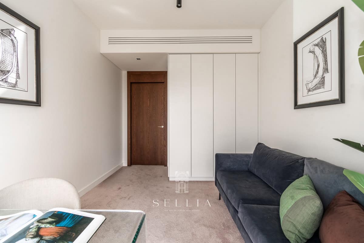 Przestronny salon w apartamencie na 28 piętrze z nowoczesnym wystrojem.