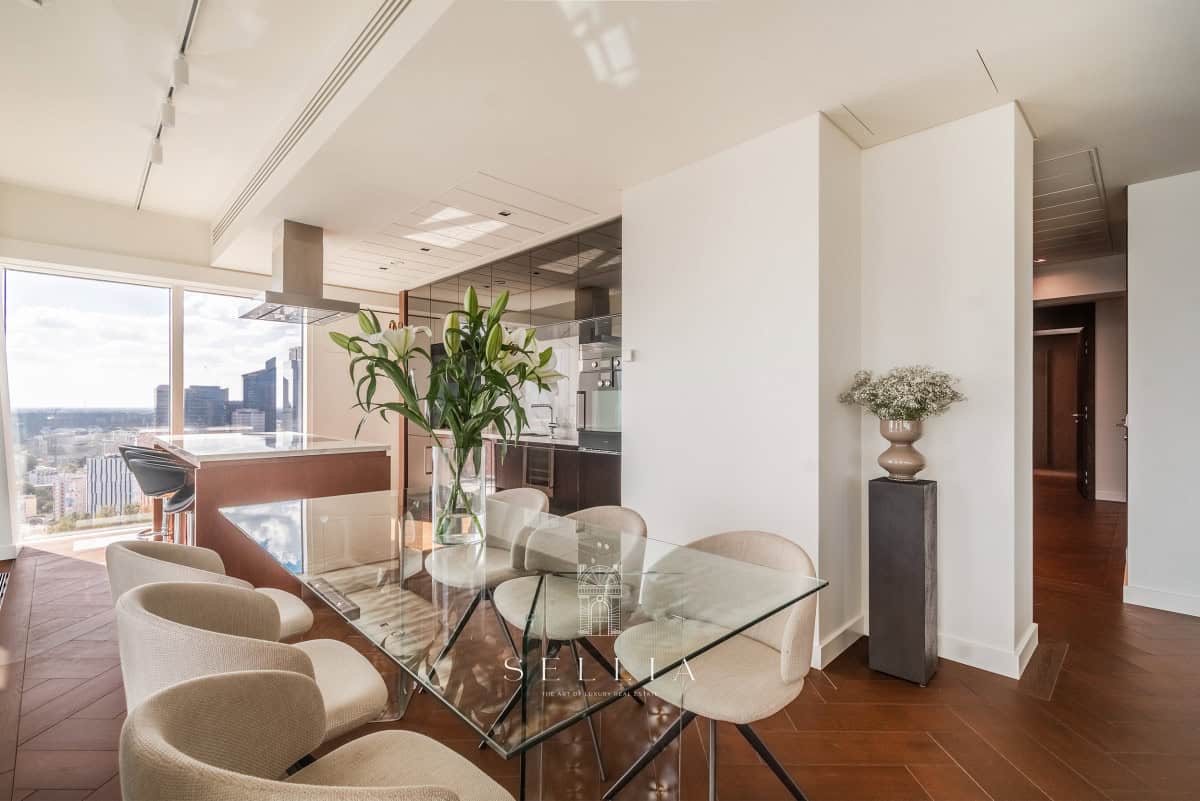 Przestronny apartament z dużymi oknami i widokiem na miasto.