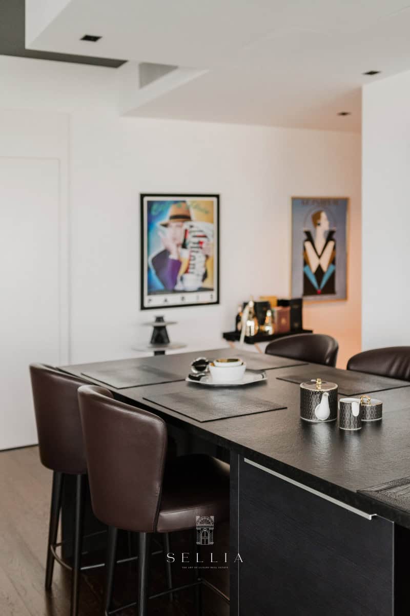 Stylowy apartament z widokiem na PKiN, elegancki wystrój i nowoczesne meble.