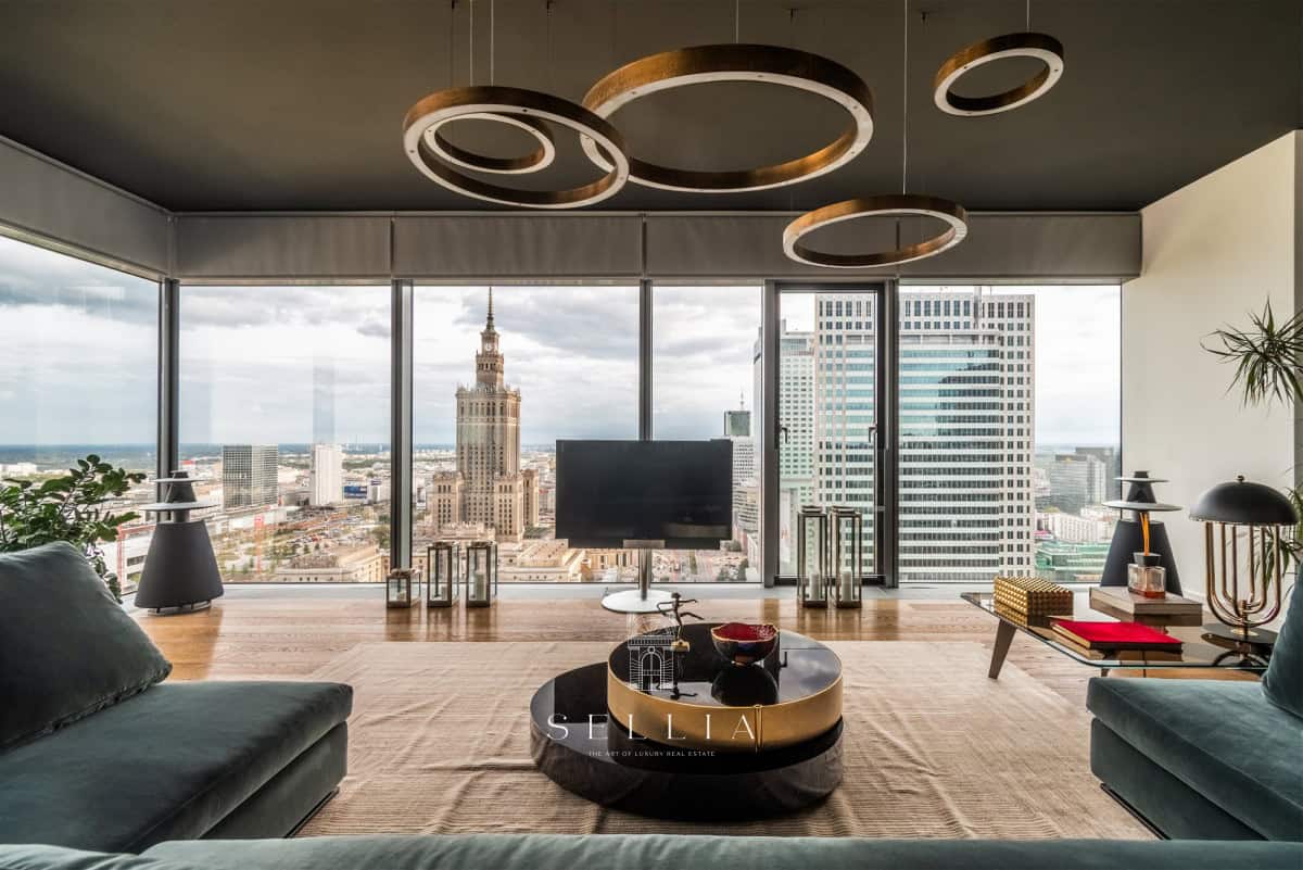 Luksusowy salon z panoramicznym widokiem na Warszawę i PKiN.